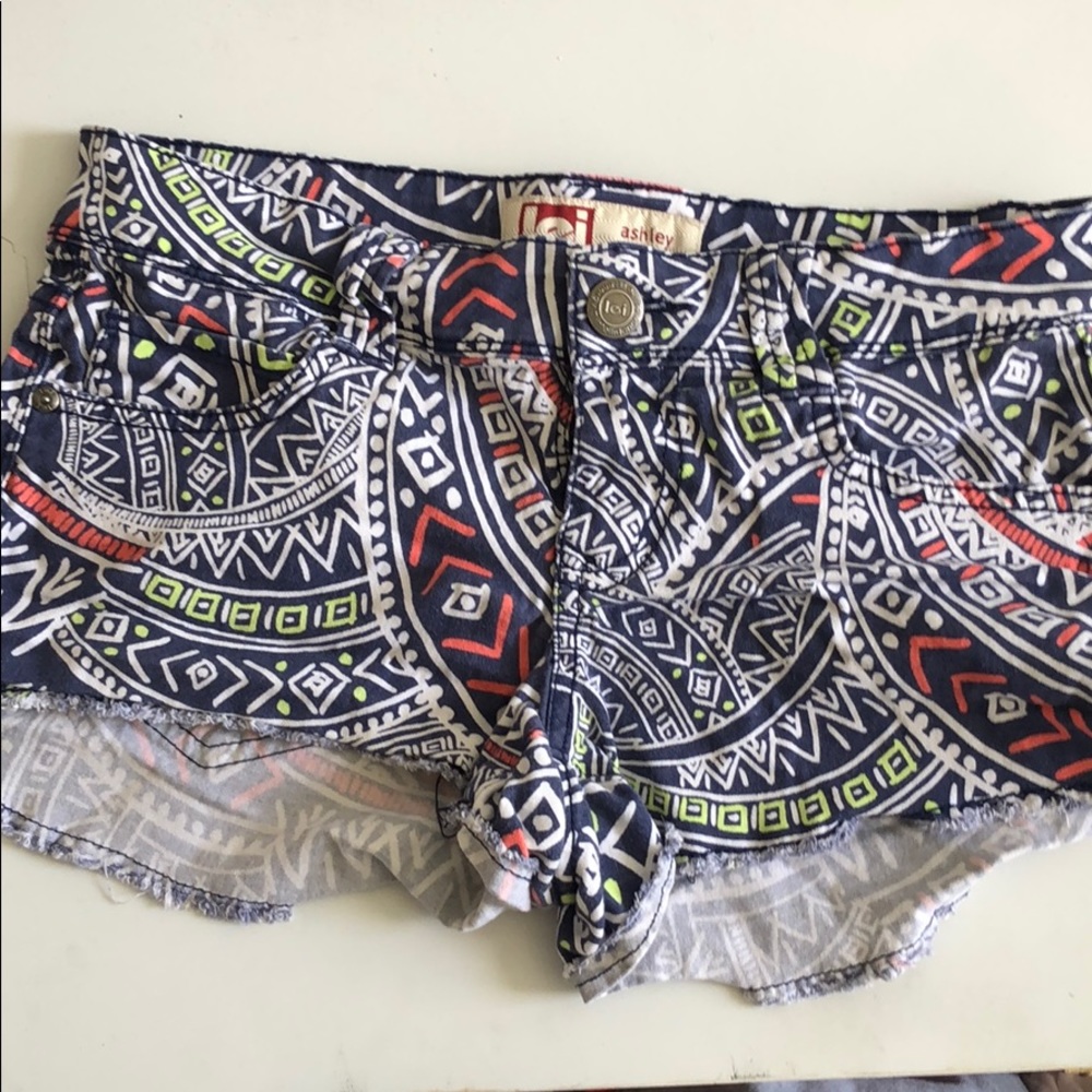 l.e.i. Ashley lowrise shorts size 3 reg.